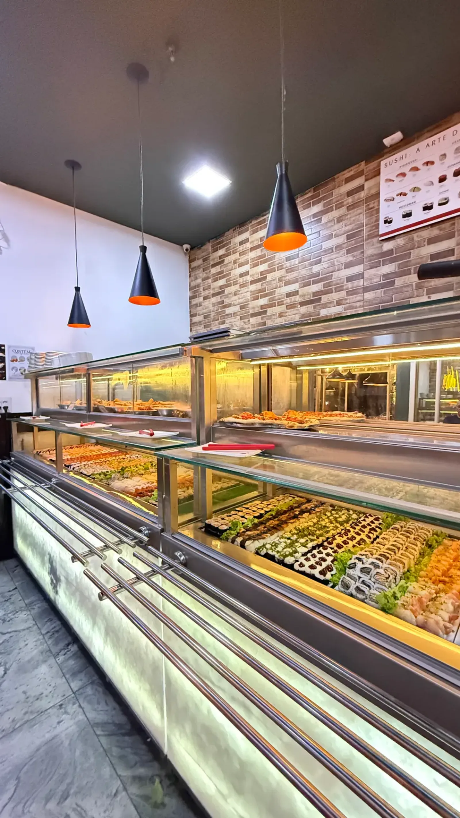 Balcão de rodízio do Nuboa Sushi com sushis, pizzas e ilha de buffet